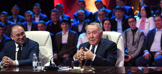 Назарбаев встретился с участниками второго проекта «100 новых лиц Казахстана» Назарбаев встретился с участниками второго проекта «100 новых лиц Казахстана»
