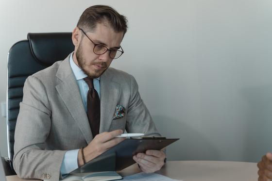 мужчина работает мужчина работает