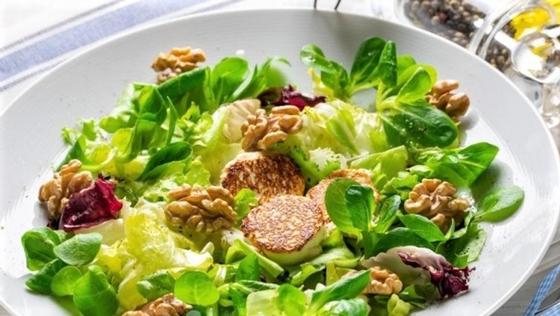 Салат с жареным козьим сыром Салат с жареным козьим сыром