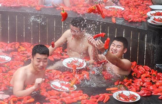 20-летняя китаянка победила в конкурсе по поеданию жгучего перца 20-летняя китаянка победила в конкурсе по поеданию жгучего перца