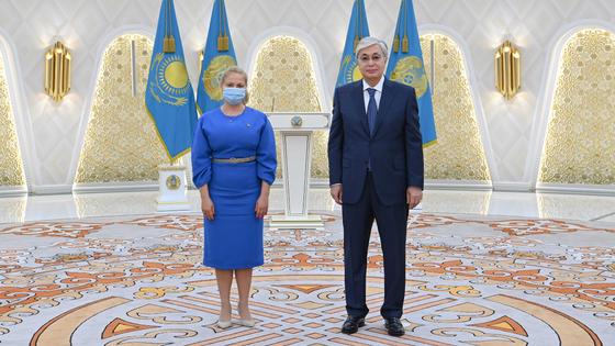 Касым-Жомарт Токаев и посол Румынии Мэдэлина Лупу Касым-Жомарт Токаев и посол Румынии Мэдэлина Лупу