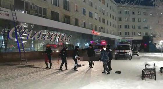 Тело мужчины нашли на крыше магазина в Павлодаре (фото) Тело мужчины нашли на крыше магазина в Павлодаре (фото)