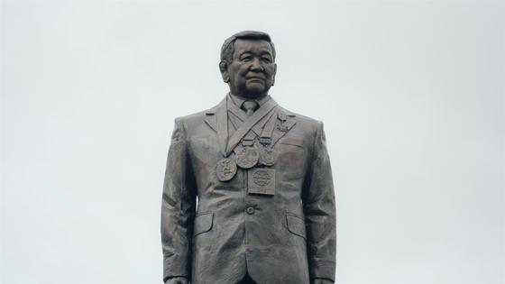 Памятник Жаксылыку Ушкемпирову Памятник Жаксылыку Ушкемпирову