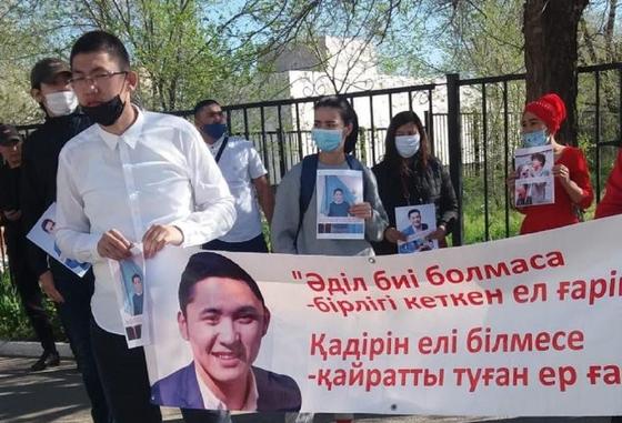 Ақтөбеде Әлібиге араша сұрап сот алдына жиналғандарды полиция алып кетті (фото) Ақтөбеде Әлібиге араша сұрап сот алдына жиналғандарды полиция алып кетті (фото)