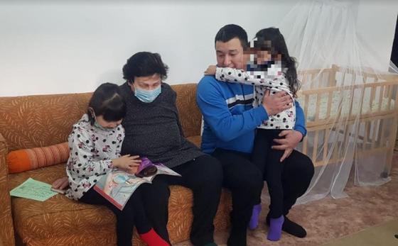 Бес балалы полицей үйіне әжейді кіргізді Бес балалы полицей үйіне әжейді кіргізді