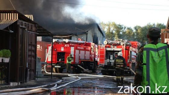 Пожар на складе в Алматы Пожар на складе в Алматы