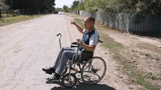 Парень сидит в кресле на улице Парень сидит в кресле на улице