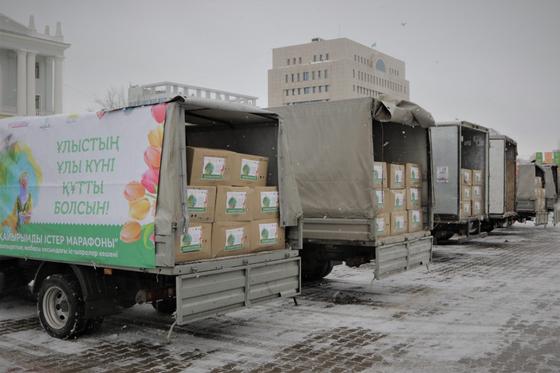 продуктовые корзины лежат в машинах продуктовые корзины лежат в машинах