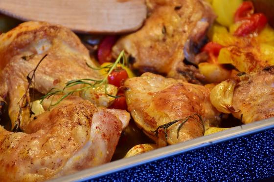 Жареная курица на блюде Жареная курица на блюде