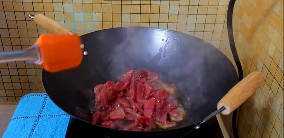 мясо по тайски с соевым соусом огурцами. Смотреть фото мясо по тайски с соевым соусом огурцами. Смотреть картинку мясо по тайски с соевым соусом огурцами. Картинка про мясо по тайски с соевым соусом огурцами. Фото мясо по тайски с соевым соусом огурцами
