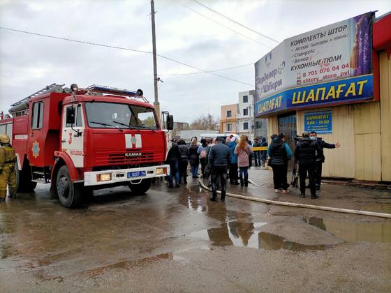 Арендаторы собрались у сгоревшего торгового дома в Павлодаре Арендаторы собрались у сгоревшего торгового дома в Павлодаре