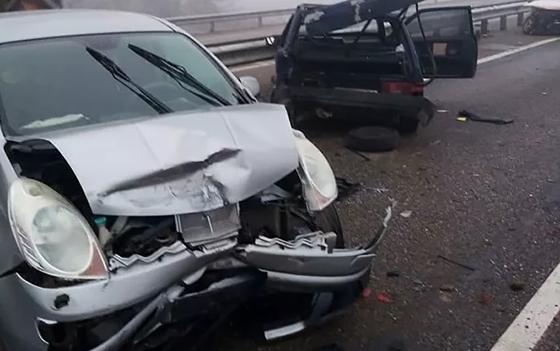 Один человек погиб и пятеро пострадали в массовом ДТП с 20 автомашинами в России (фото, видео) Один человек погиб и пятеро пострадали в массовом ДТП с 20 автомашинами в России (фото, видео)