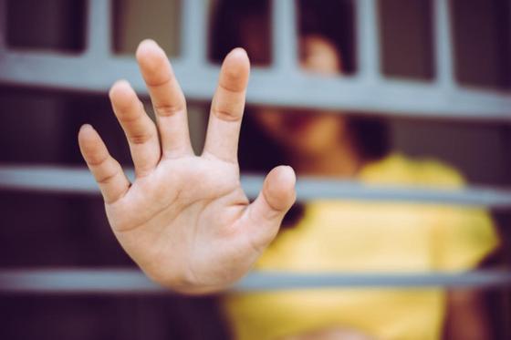 Актюбинка побила следователя в здании полиции Актюбинка побила следователя в здании полиции