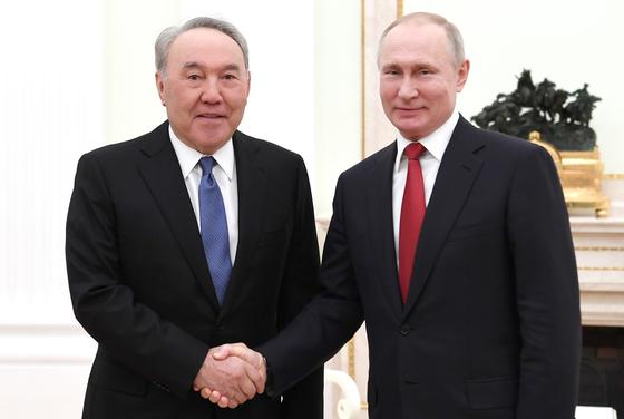 Назарбаев и Путин поговорили по телефону Назарбаев и Путин поговорили по телефону