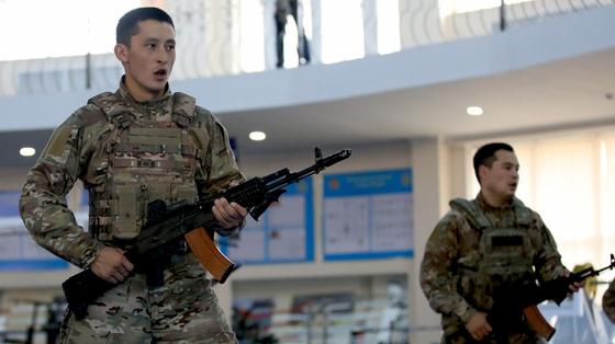 Военные тренируются армейскому бою Военные тренируются армейскому бою