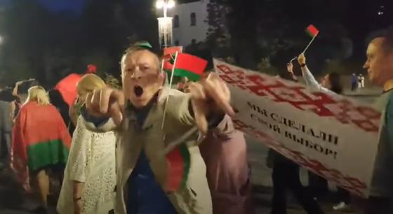 Мужчина, попытавшийся разбить камеру Мужчина, попытавшийся разбить камеру