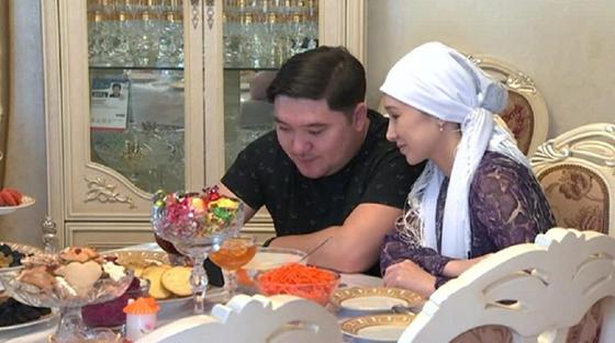 Азамат пен Әсел Нүсіповтер. Кадр Алматы арнасы Азамат пен Әсел Нүсіповтер. Кадр Алматы арнасы