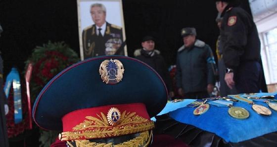 Крушение самолета в Алматы: прошли похороны генерала Кайдарова Крушение самолета в Алматы: прошли похороны генерала Кайдарова
