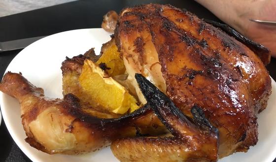 Курица, запеченная с апельсинами, на тарелке Курица, запеченная с апельсинами, на тарелке