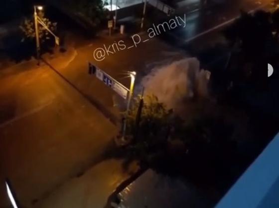 Владельцам машин, поврежденных фонтаном воды в Алматы, возместят ущерб Владельцам машин, поврежденных фонтаном воды в Алматы, возместят ущерб