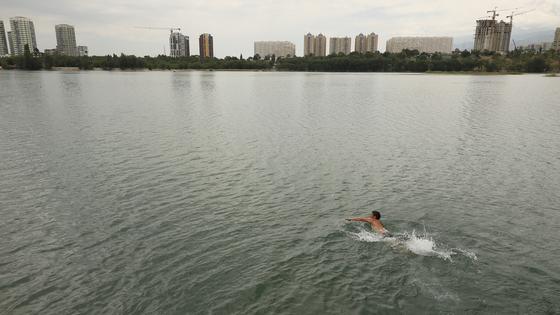 "Водичка тепленькая": как алматинцы спасаются от жары во время карантина "Водичка тепленькая": как алматинцы спасаются от жары во время карантина