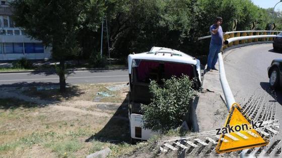 Автобус с пассажирами упал с развязки в Алматы Автобус с пассажирами упал с развязки в Алматы