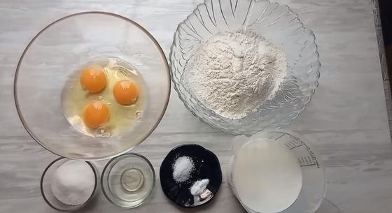 Яйца, мука, соль, сахар, кислое молоко и растительное масло Яйца, мука, соль, сахар, кислое молоко и растительное масло