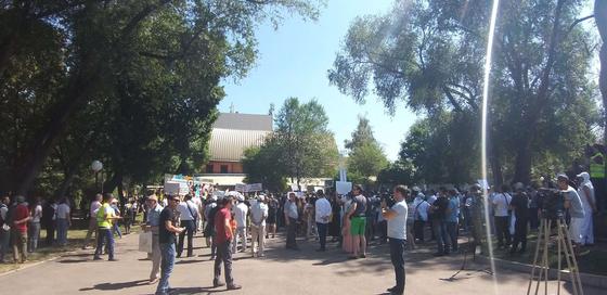 "Можем проводить культурно": мирный митинг начался в Алматы (фото) "Можем проводить культурно": мирный митинг начался в Алматы (фото)