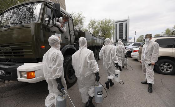 Как военнослужащие и журналисты дезинфицируют улицы Алматы Как военнослужащие и журналисты дезинфицируют улицы Алматы