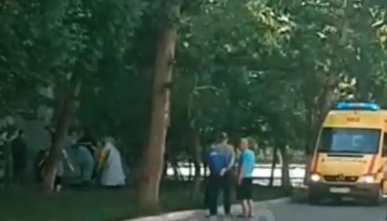 Палодарда ер адам карантинге жабылған үйдің 3-қабатынан секіріп кеткен (видео) Палодарда ер адам карантинге жабылған үйдің 3-қабатынан секіріп кеткен (видео)