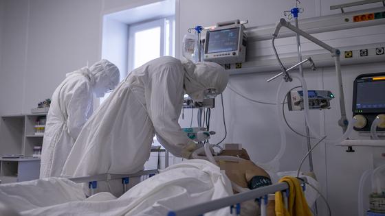 Врач осматривает пациента Врач осматривает пациента
