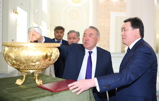 Назарбаеву показали новую столичную мечеть (фото) Назарбаеву показали новую столичную мечеть (фото)