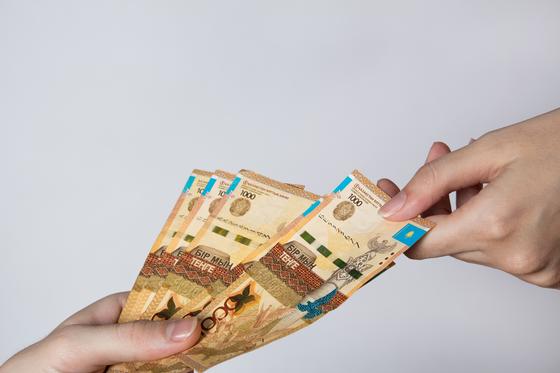 Девушка передает деньги другой девушке Девушка передает деньги другой девушке