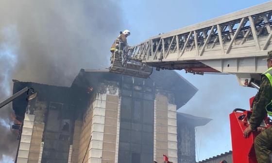 Пожарные тушат пожар Пожарные тушат пожар