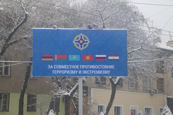 Сутки до визита Токаева: что происходит на площади Бишкека Сутки до визита Токаева: что происходит на площади Бишкека