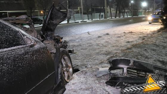 Автомобиль врезался в деревья Автомобиль врезался в деревья