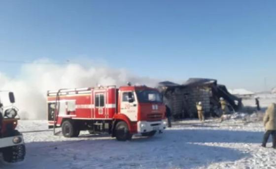Өртсөндірушілердің көлігі жарылыс орын алған үйдің қасында тұр Өртсөндірушілердің көлігі жарылыс орын алған үйдің қасында тұр