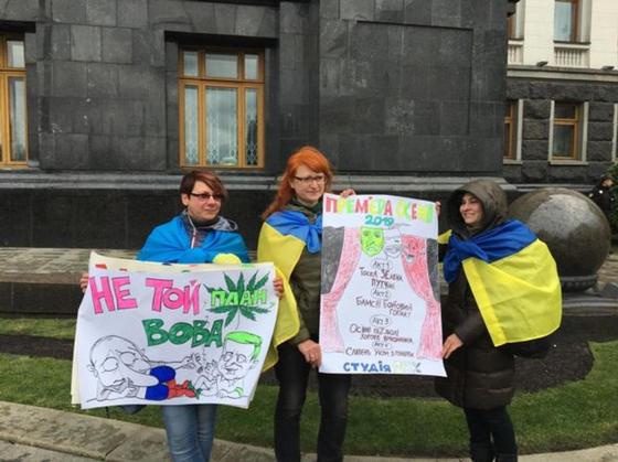 Народ против "формулы Штайнмайера": тысячи митингующих под окнами Зеленского Народ против "формулы Штайнмайера": тысячи митингующих под окнами Зеленского