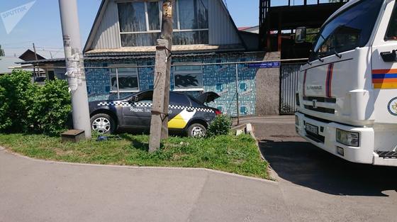 Авто вылетело в арык Авто вылетело в арык