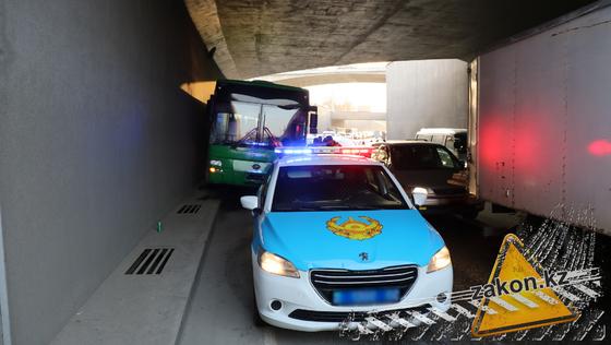 Автобус врезался в эстакаду Автобус врезался в эстакаду