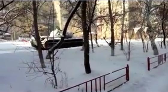Танк припарковали во дворе многоэтажек в Темиртау (фото) Танк припарковали во дворе многоэтажек в Темиртау (фото)