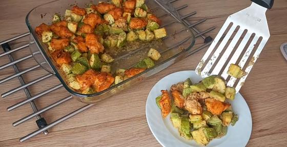 Кусочки куриного филе с кабачками и картофелем Кусочки куриного филе с кабачками и картофелем