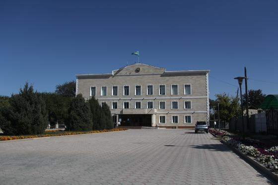 Машина стоит перед районным акиматом Уштобе Машина стоит перед районным акиматом Уштобе