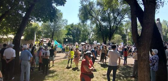 "Можем проводить культурно": мирный митинг начался в Алматы (фото) "Можем проводить культурно": мирный митинг начался в Алматы (фото)