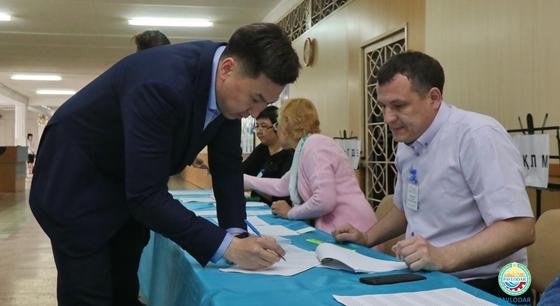 Самый молодой аким областного центра проголосовал в Павлодаре Самый молодой аким областного центра проголосовал в Павлодаре