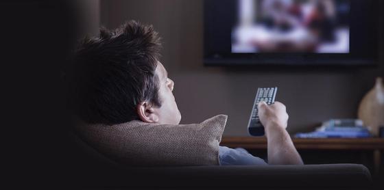 Почему люди «подсаживаются» на сериалы, объяснила психолог Почему люди «подсаживаются» на сериалы, объяснила психолог