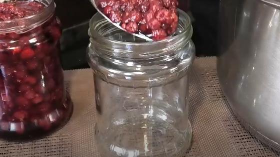 Варенье из малины разливают по банкам Варенье из малины разливают по банкам