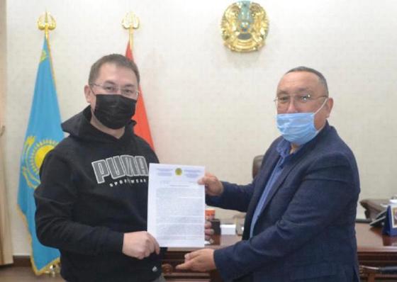 Вручение документа в Туркестане Вручение документа в Туркестане