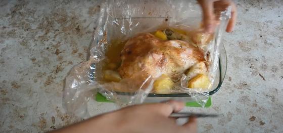 Готовую курицу достают из пищевого рукава Готовую курицу достают из пищевого рукава