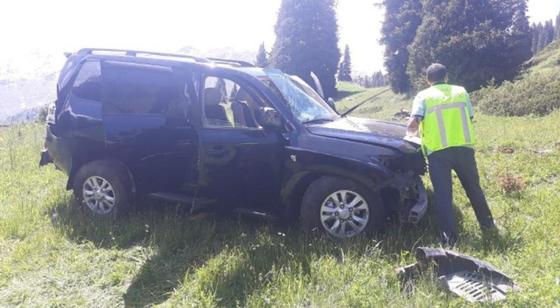 Land Cruiser c пассажирами сорвался с обрыва в районе БАО Land Cruiser c пассажирами сорвался с обрыва в районе БАО